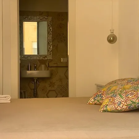 Via Siracusa 5 *
